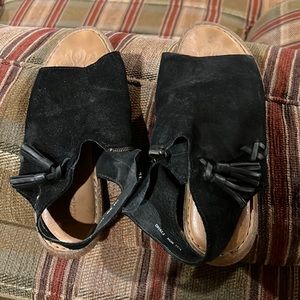 Born shoes 7/38. Zip up side. Black. Runs a bit big.